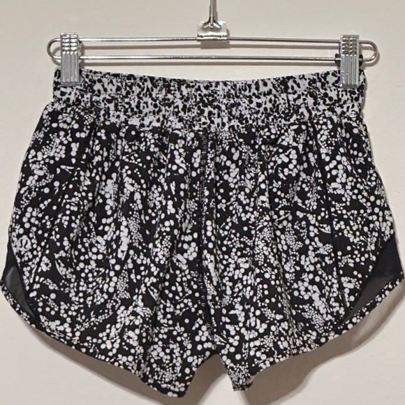 Lululemon Hotty Hot Short Black White Chirakasu Mesh Athletic Size 4 - Picture 4 of 8